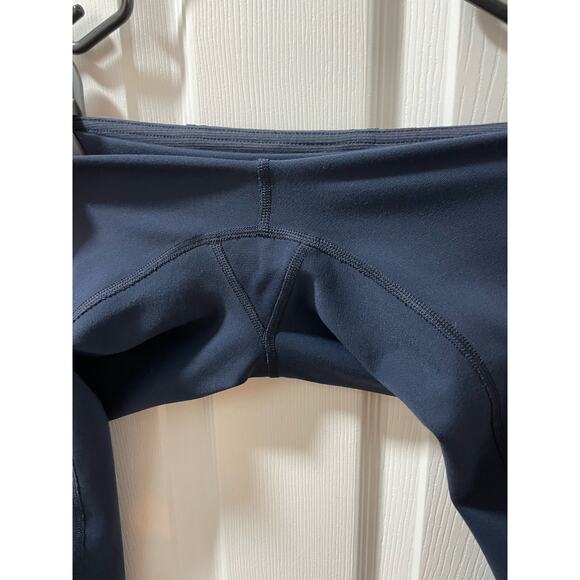 Lululemon.  Size 6 ladies . Navy cropped capris. Excellent condition, - Picture 5 of 6